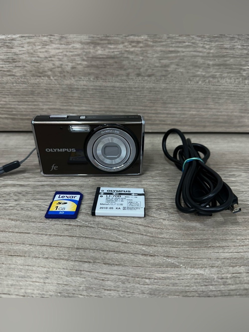 Olympus FE FE-4020 14.0MP Digital Camera W/ Battery Charger & SD Card- Tested